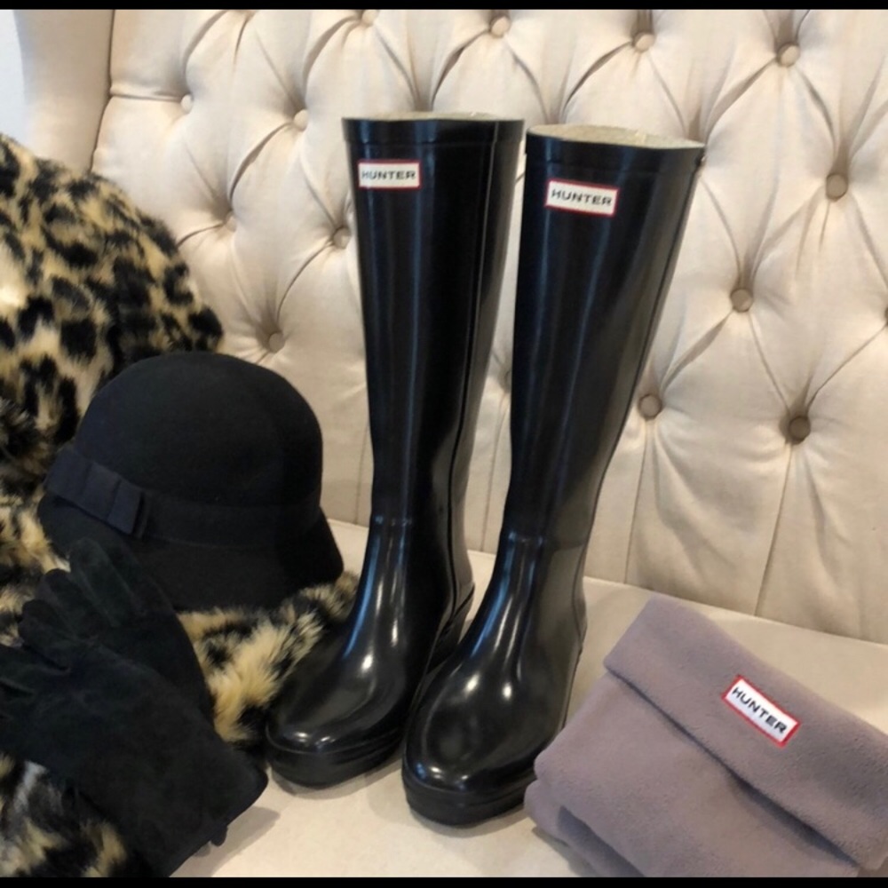 Hunter Rainboots size 9 black with wedge heel